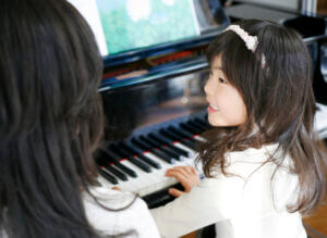ピアノを習うにはグループレッスンと個人レッスンどっちから始める？